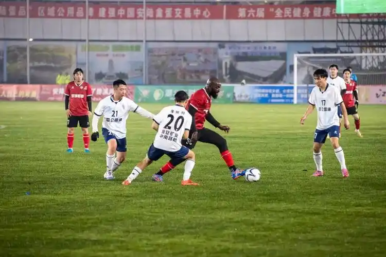性色av一区二区三区天美传媒职场生存法则：少说话，多观察 